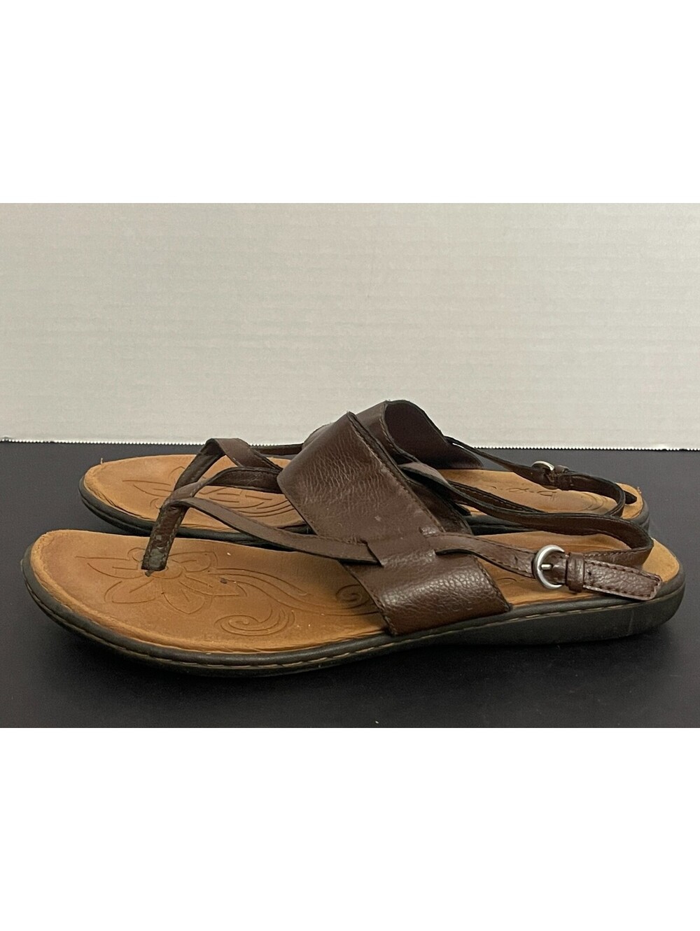 Born B.O.C Sandals Womens 10 M Brown Sport Leather Thong Slides Comfort Cushion
